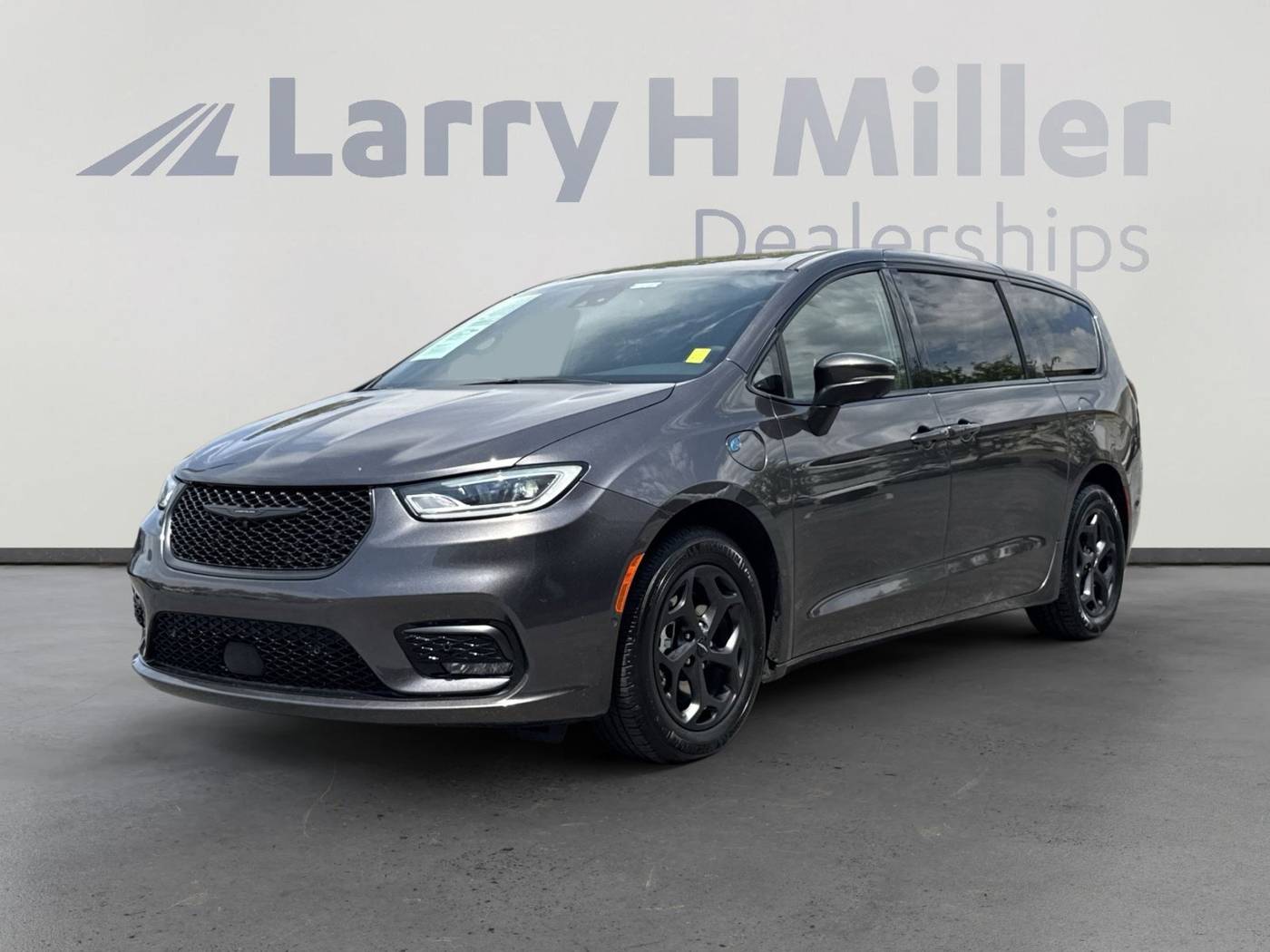 2023 Chrysler Pacifica Hybrid Touring L — Minivan — 17,394 mi — Sandy, UT