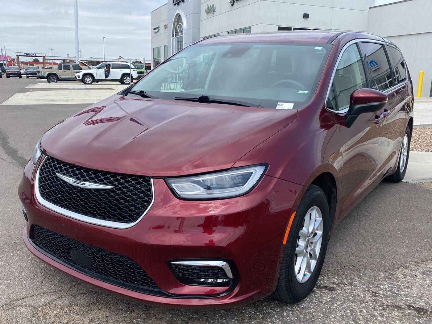 2023 Chrysler Pacifica Touring L — Minivan — 76,213 mi — Garden City, KS