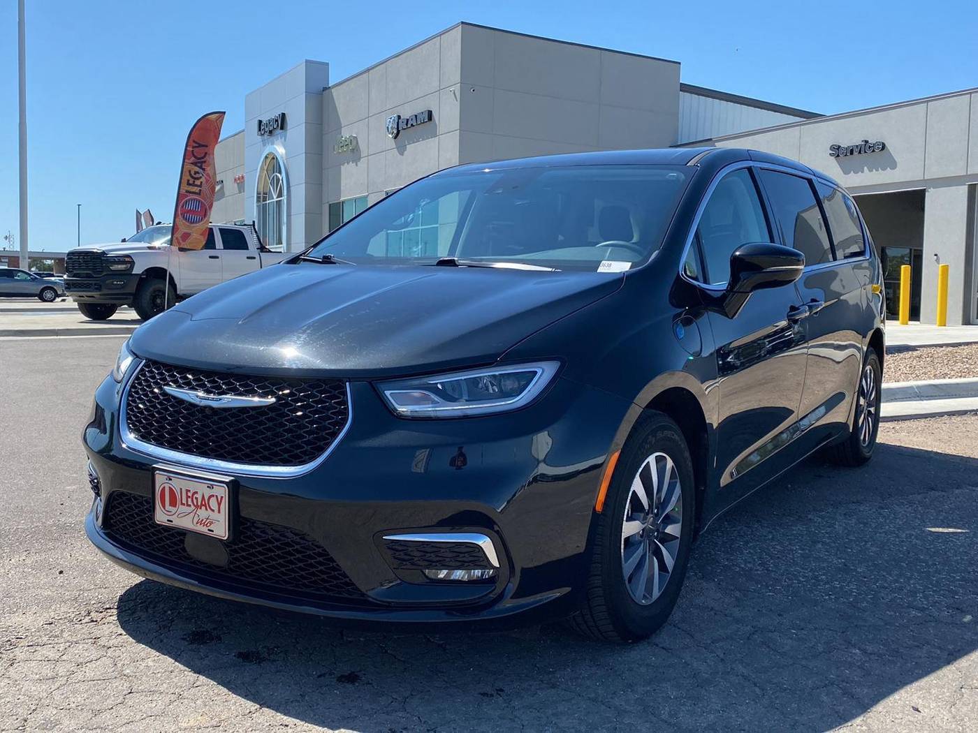 2024 Chrysler Pacifica Hybrid Select — Minivan — 65,187 mi — Garden City, KS