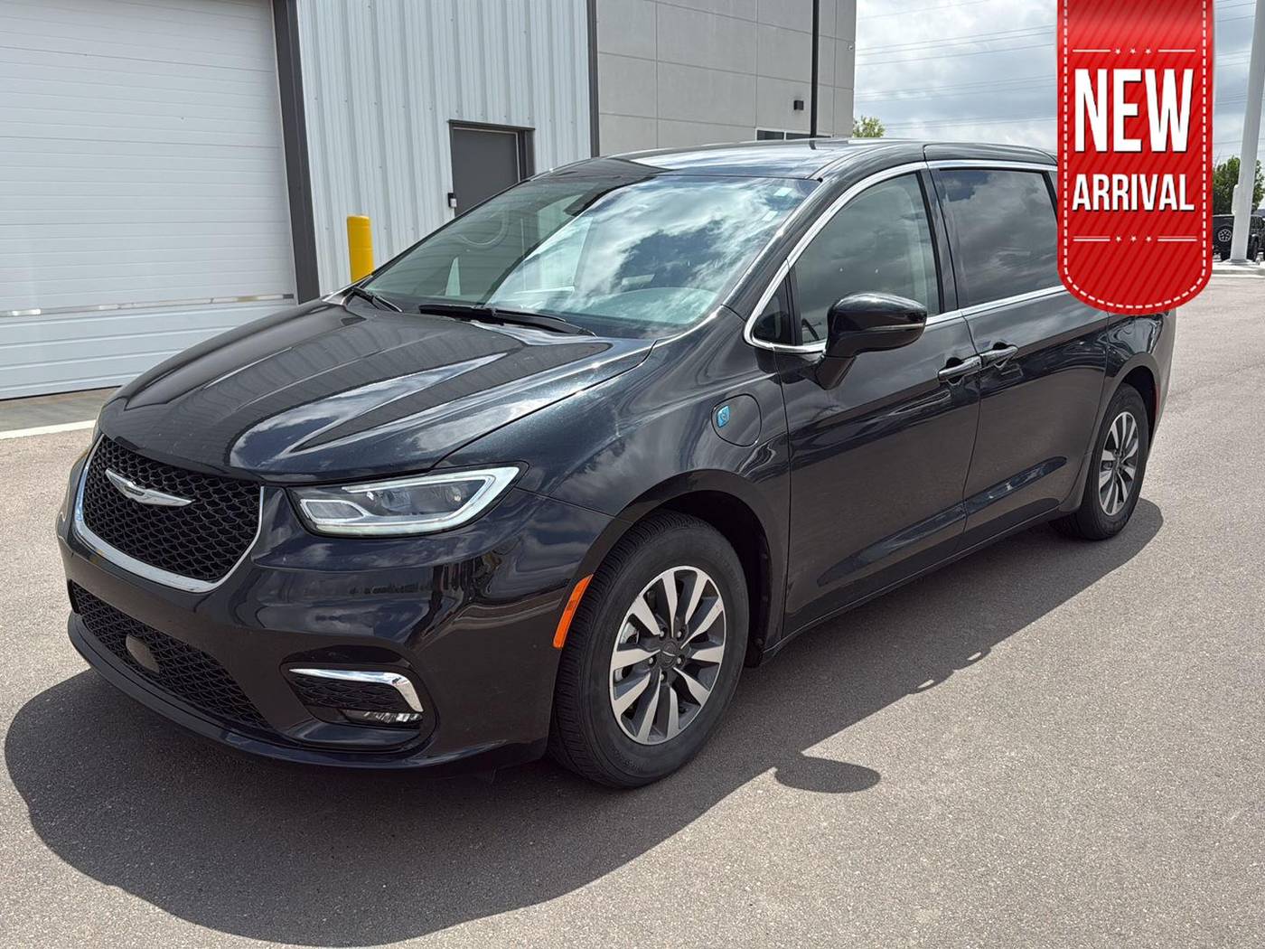 2024 Chrysler Pacifica Hybrid Select — Minivan — 61,098 mi — Garden City, KS