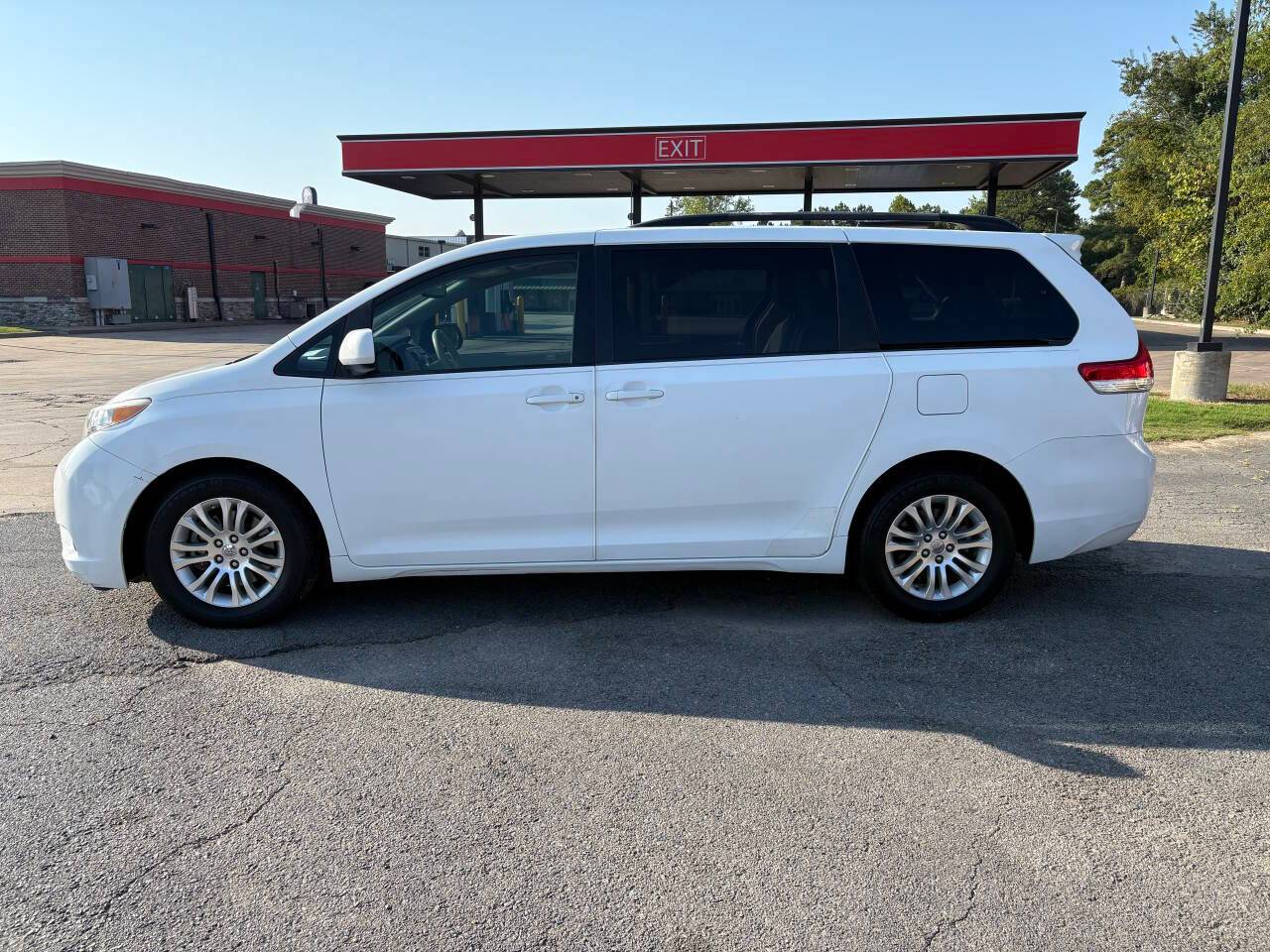 2011 Toyota Sienna Limited — Minivan — 100,198 mi — Bryant, AR