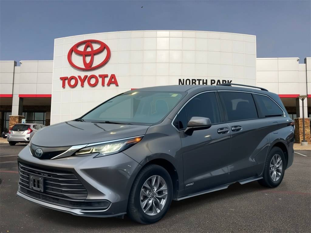 2021 Toyota Sienna LE — Minivan — 82,215 mi — San Antonio, TX