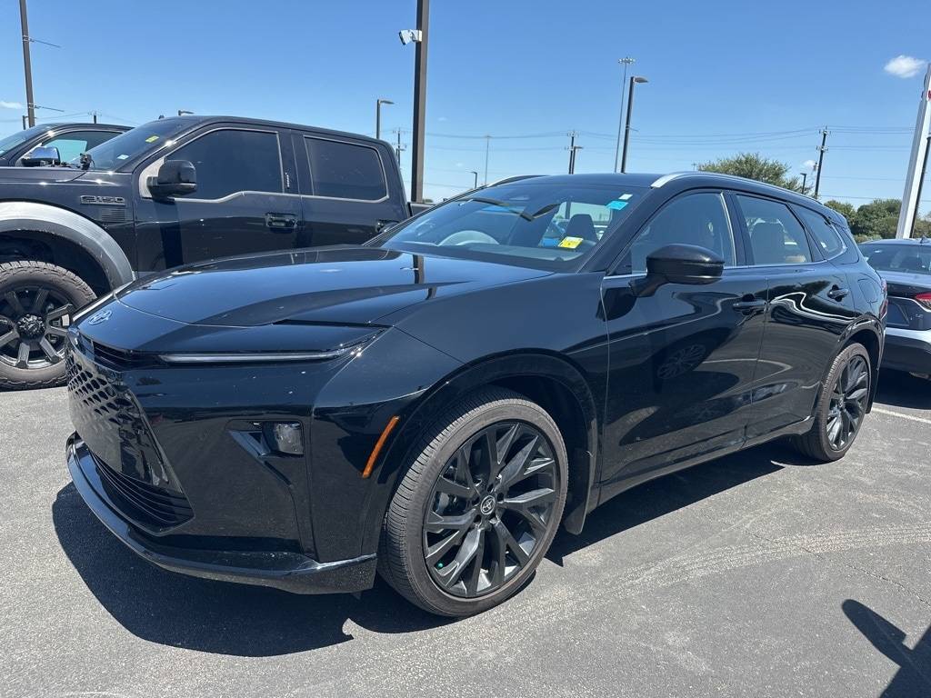 2025 Toyota Crown Signia Limited — SUV — 4,864 mi — San Antonio, TX