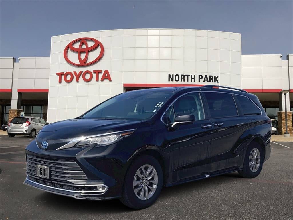 2023 Toyota Sienna XLE — Minivan — 53,167 mi — San Antonio, TX