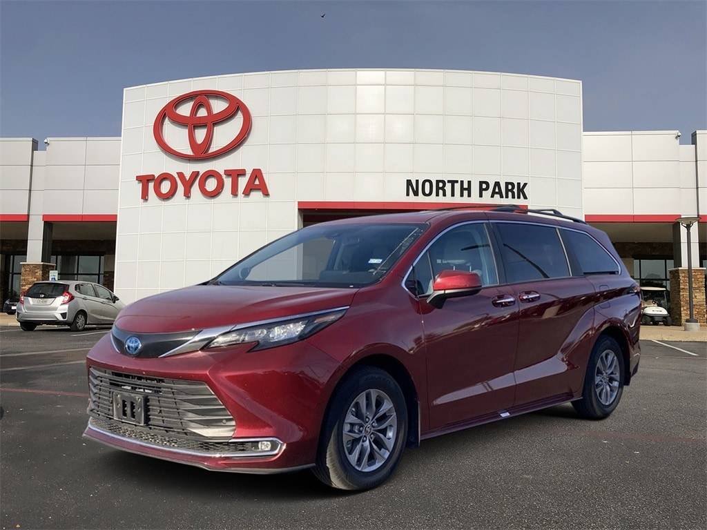 2024 Toyota Sienna XLE — Minivan — 9,672 mi — San Antonio, TX