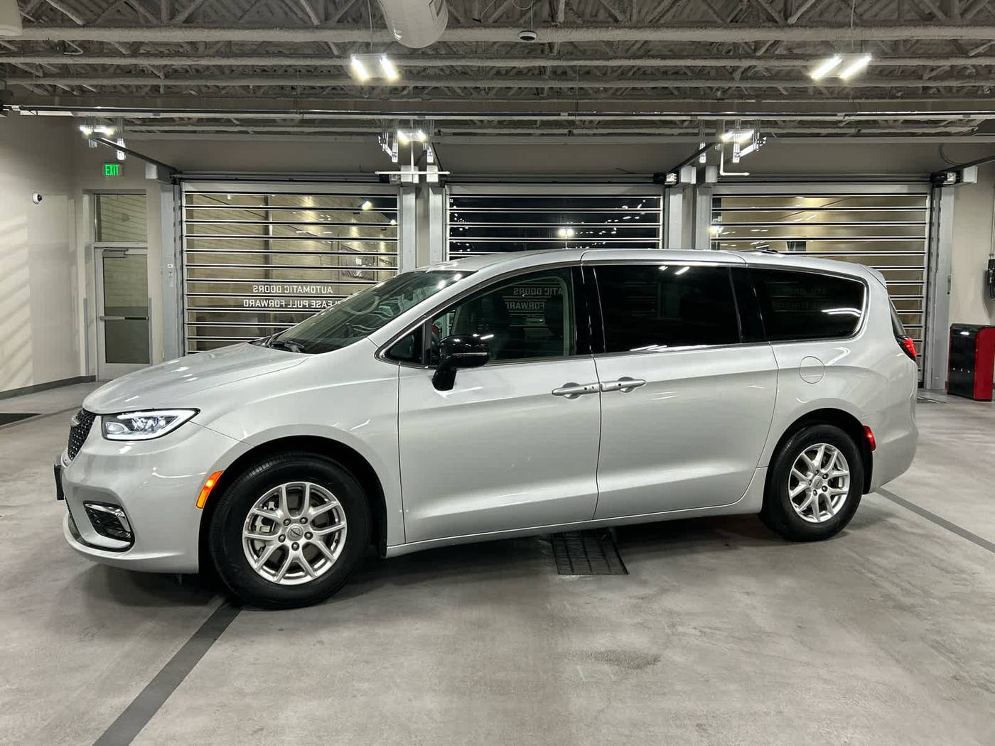 2024 Chrysler Pacifica Touring L — Minivan — 40,685 mi — Murray, UT
