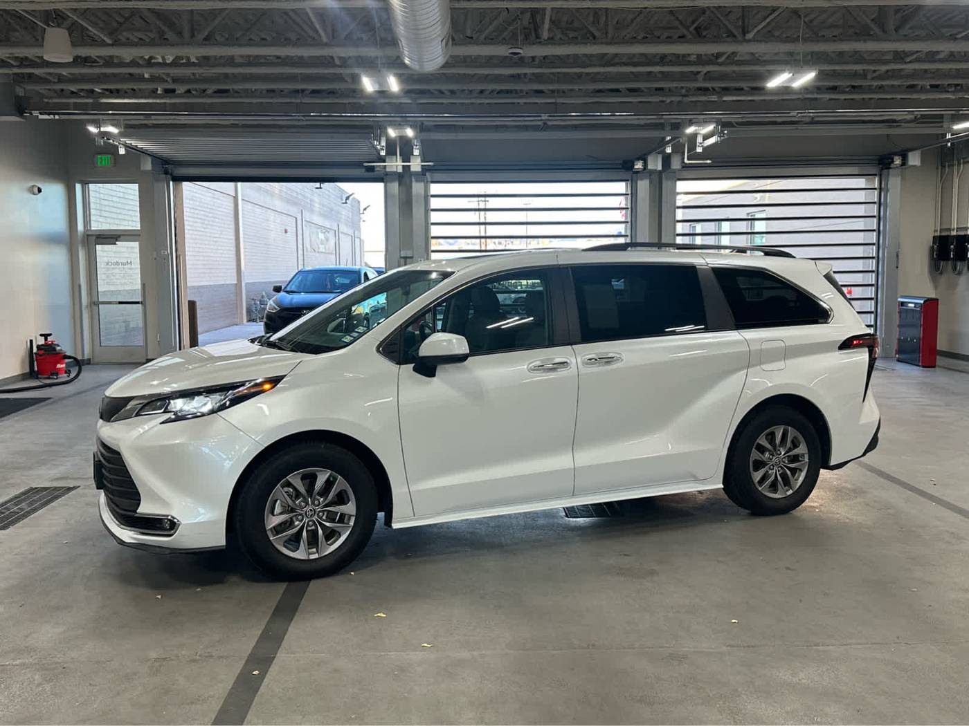 2023 Toyota Sienna XLE — Minivan — 72,281 mi — Murray, UT