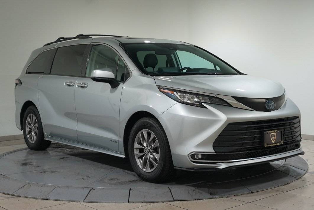 2021 Toyota Sienna XLE — Minivan — 106,294 mi — Somerville, NJ
