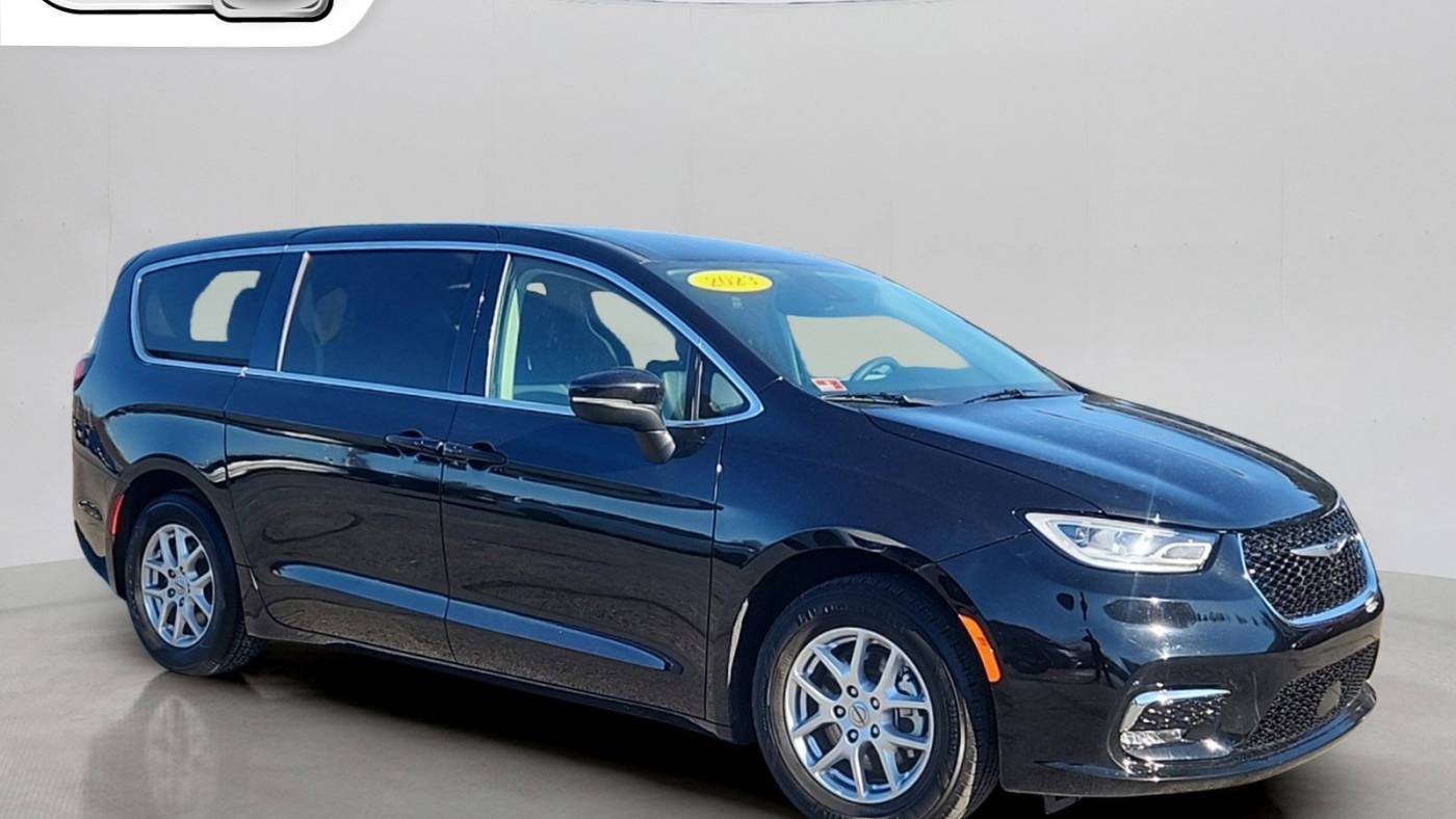 2023 Chrysler Pacifica Touring L — Minivan — 46,572 mi — East Providence, RI