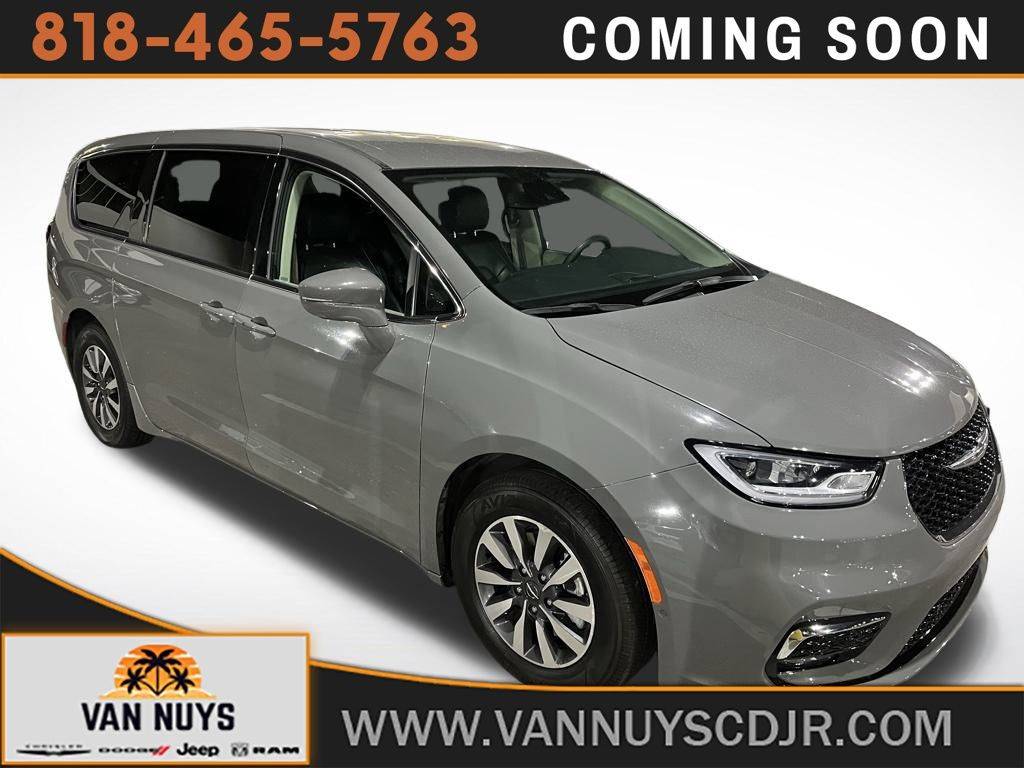 2022 Chrysler Pacifica Hybrid Touring L — Minivan — 23,760 mi — Van Nuys, CA