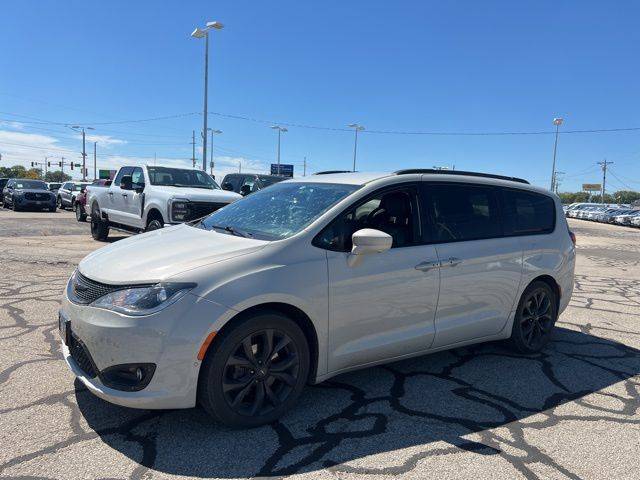 2020 Chrysler Pacifica Touring L — Minivan — 145,792 mi — Bloomington, IL