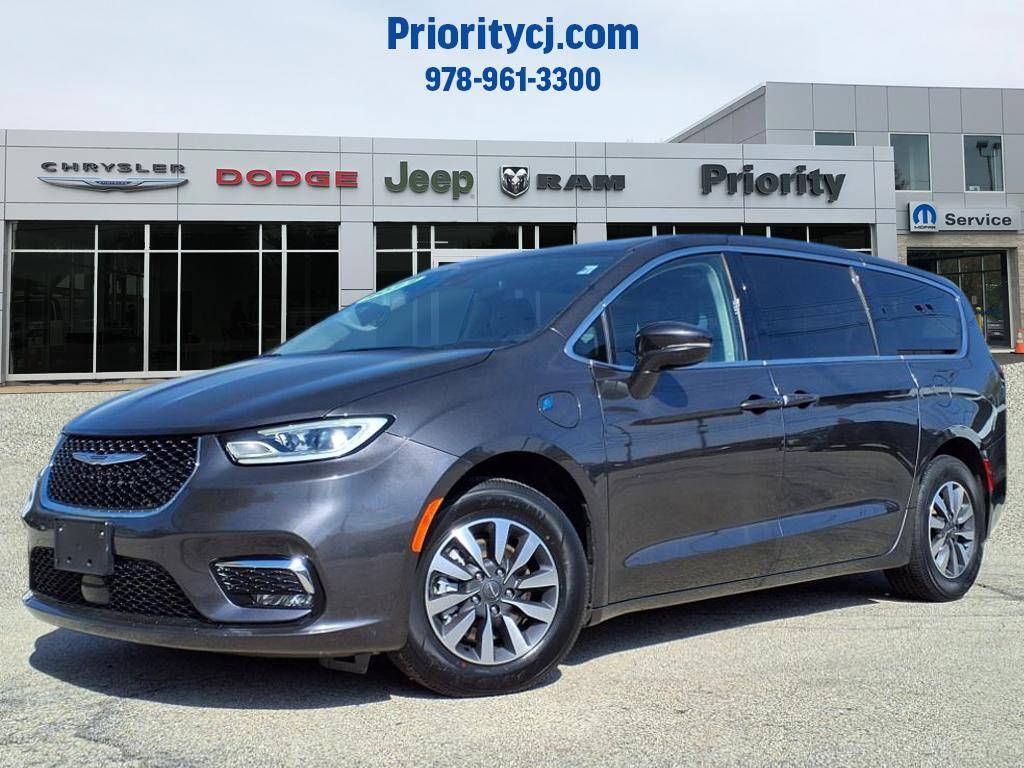 2022 Chrysler Pacifica Hybrid Touring L — Minivan — 38,230 mi — Salisbury, MA
