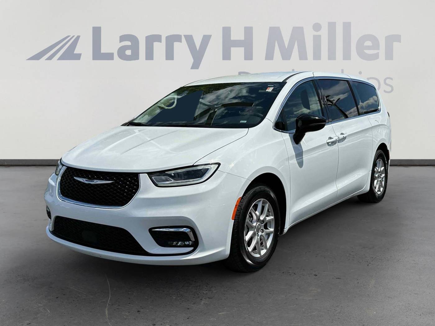 2024 Chrysler Pacifica Touring L — Minivan — 48,066 mi — Riverdale, UT