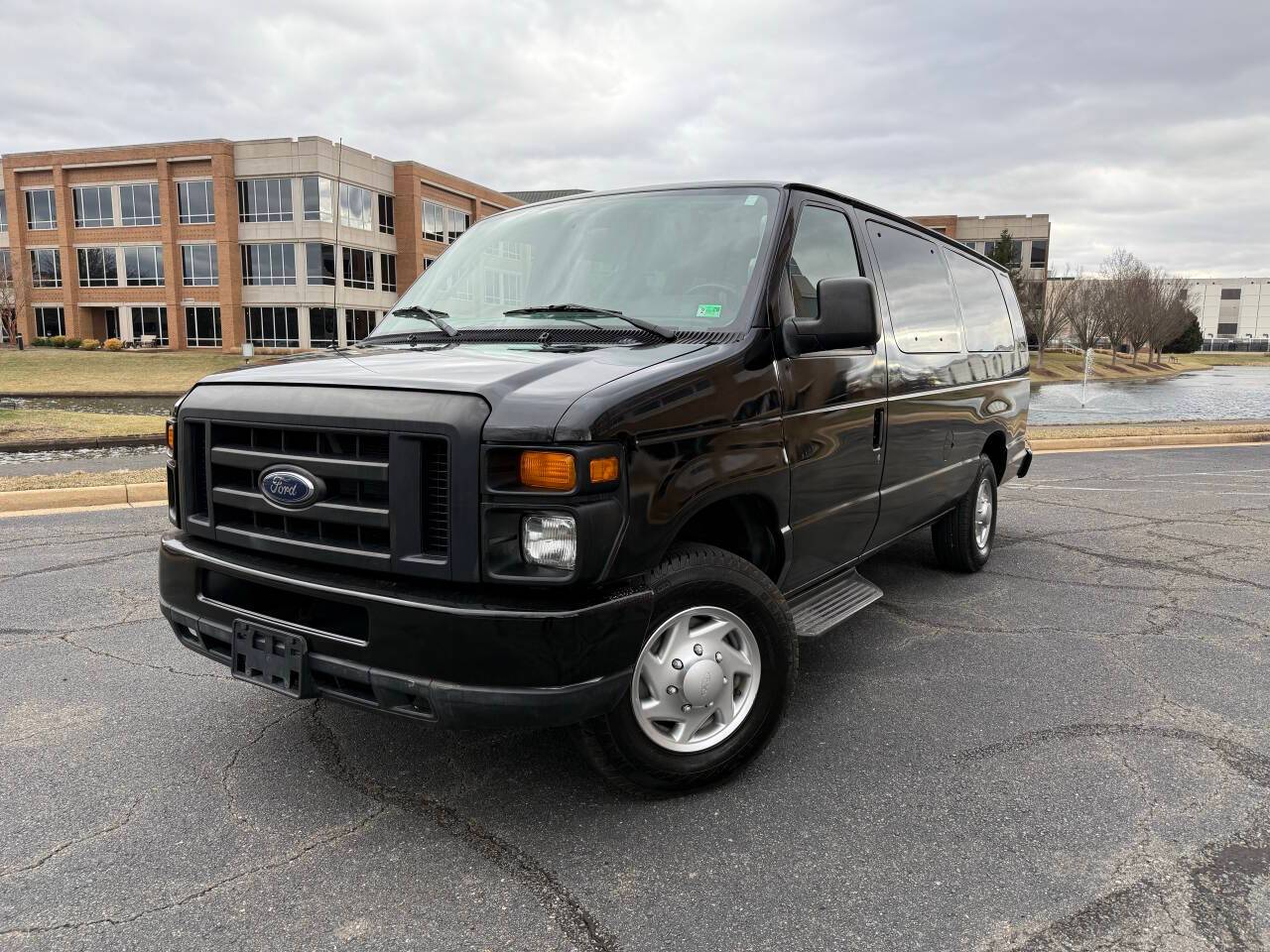 2014 Ford Econoline Wagon E-350 Super Duty XLT — Passenger Van — 69,460 mi — Chantilly, VA