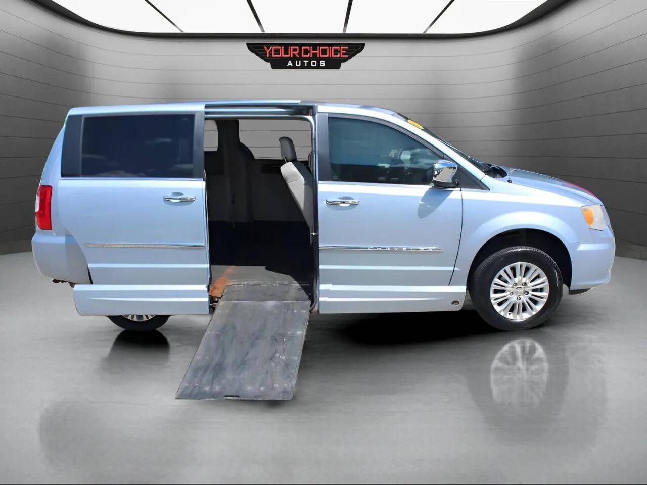 2012 Chrysler Town & Country Limited — Minivan — 96,214 mi — Elgin, IL