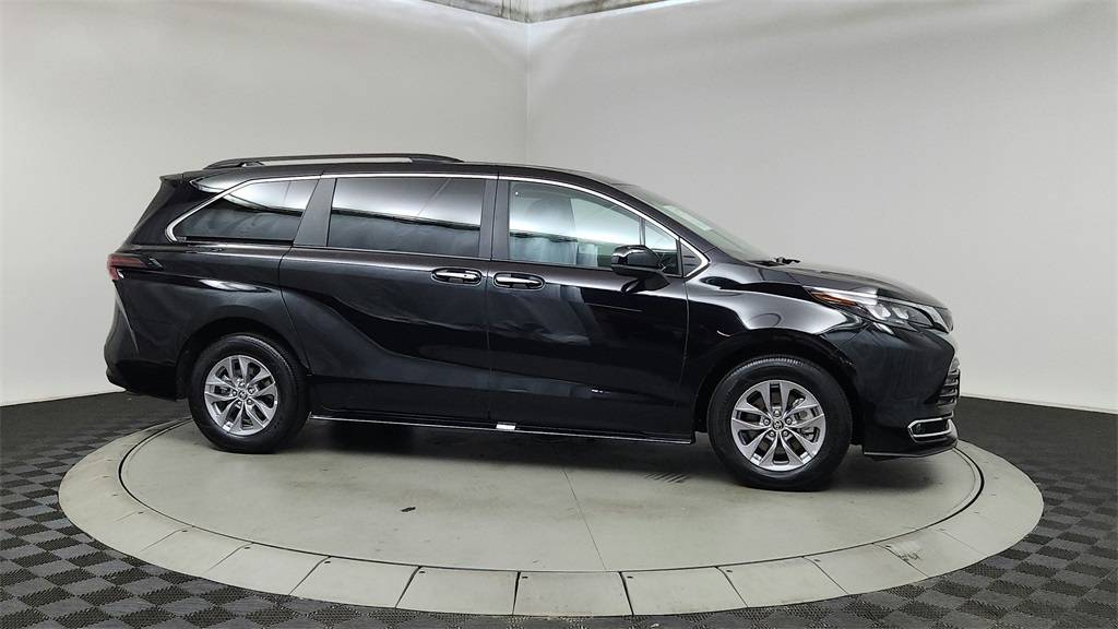 2024 Toyota Sienna XLE — Minivan — 15,201 mi — Beaverton, OR