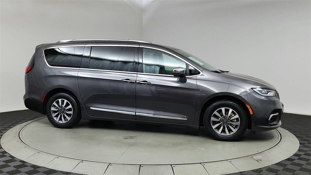 2021 Chrysler Pacifica Hybrid Limited — Minivan — 25,218 mi — Beaverton, OR