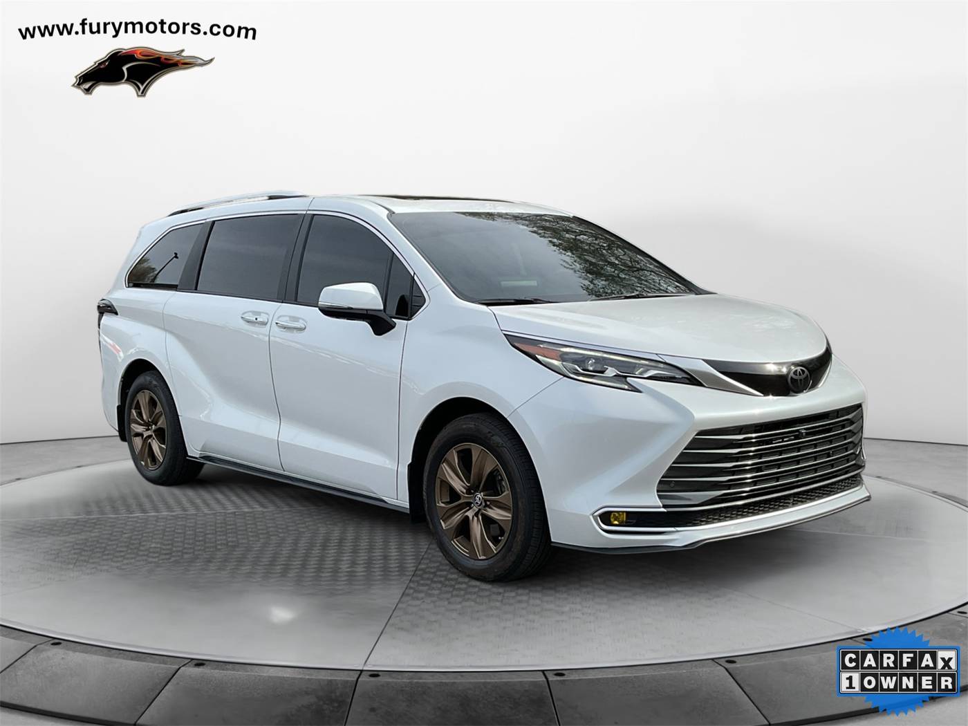 2024 Toyota Sienna Platinum — Minivan — 15,570 mi — South St. Paul, MN