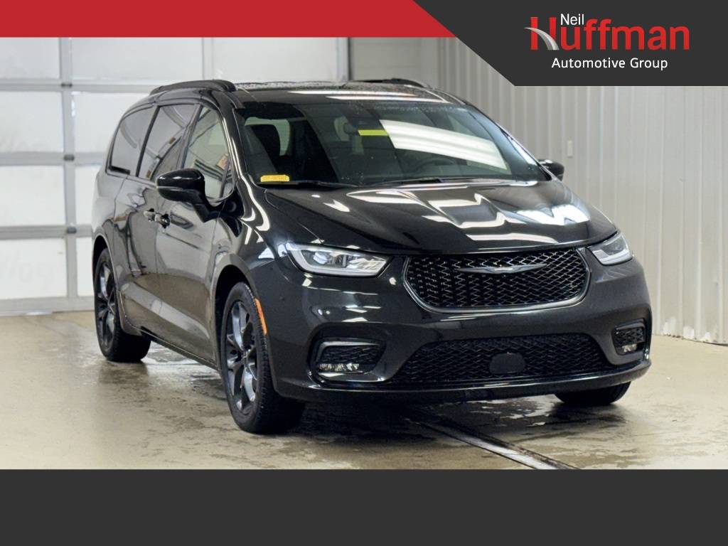 2023 Chrysler Pacifica Touring L — Minivan — 17,163 mi — Frankfort, KY