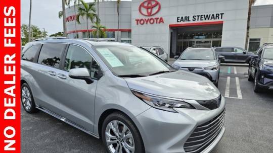 2023 Toyota Sienna Platinum — Minivan — 35,162 mi — Lake Park, FL