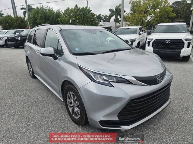 2022 Toyota Sienna LE — Minivan — 153,230 mi — Lake Park, FL