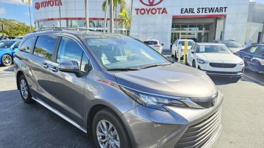 2024 Toyota Sienna XLE — Minivan — 2,161 mi — Lake Park, FL