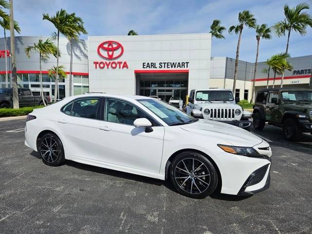2022 Toyota Camry Hybrid SE — Sedan — 35,325 mi — Lake Park, FL