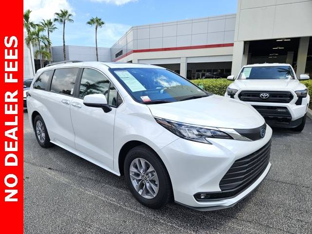 2025 Toyota Sienna XLE — Minivan — 13,161 mi — Lake Park, FL
