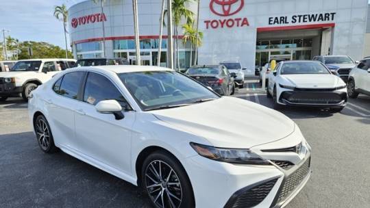 2024 Toyota Camry SE — Sedan — 5,399 mi — Lake Park, FL