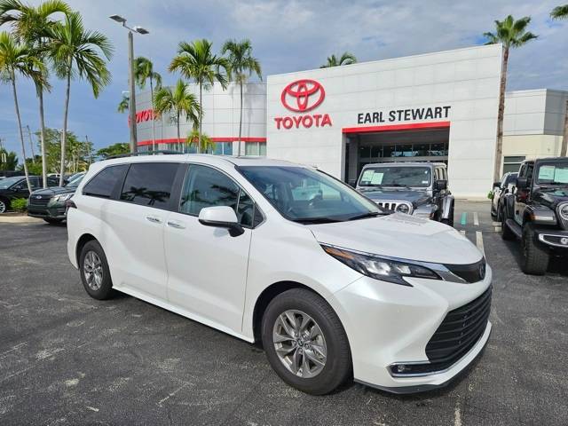 2024 Toyota Sienna XLE — Minivan — 15,208 mi — Lake Park, FL