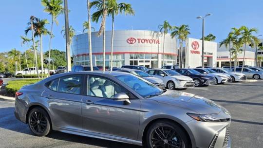 2025 Toyota Camry SE — Sedan — 5 mi — Lake Park, FL