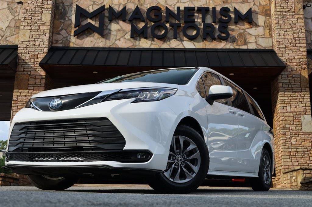 2023 Toyota Sienna LE — Minivan — 4,585 mi — Lawrenceville, GA