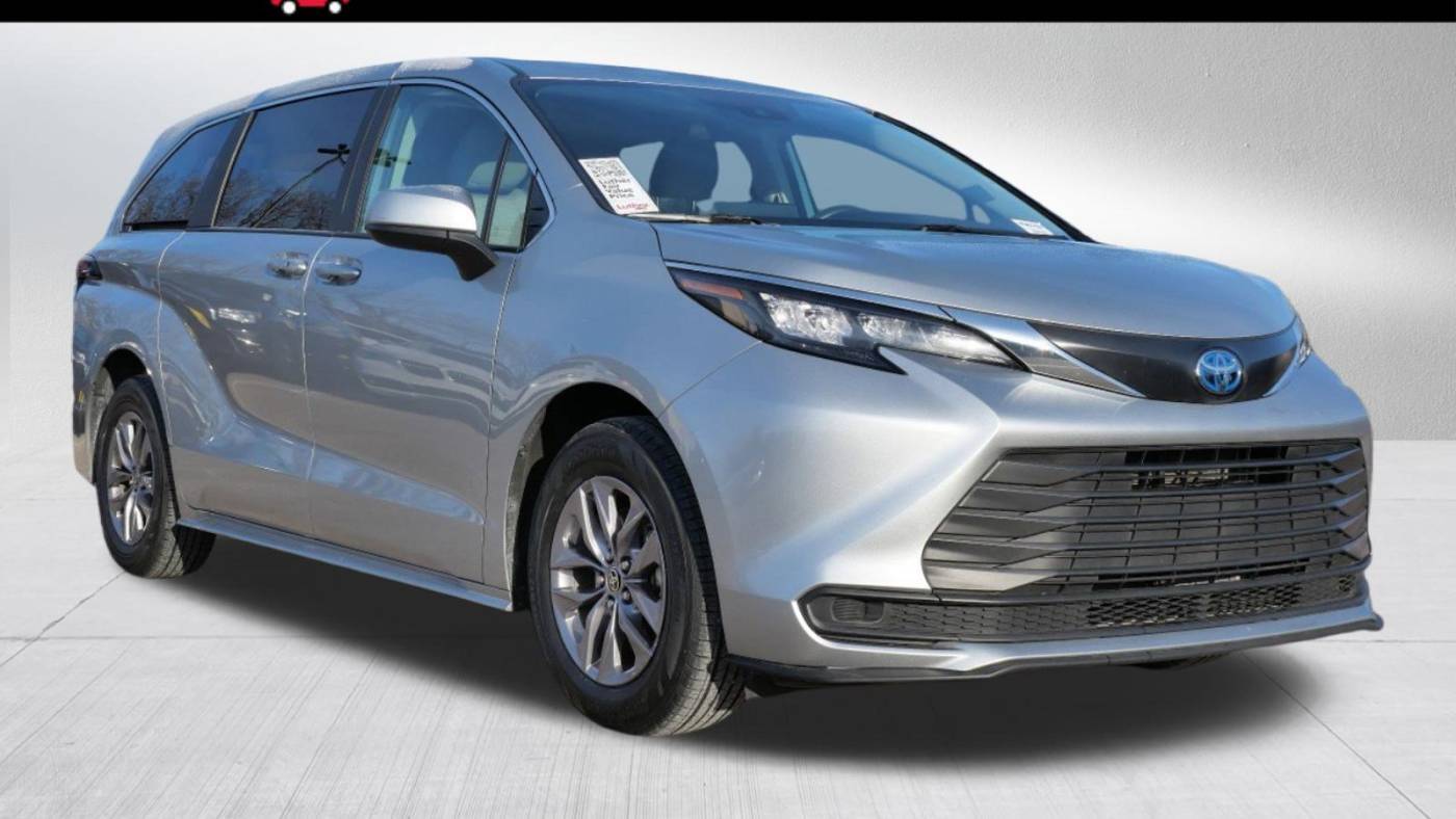 2024 Toyota Sienna LE — Minivan — 29,310 mi — Golden Valley, MN