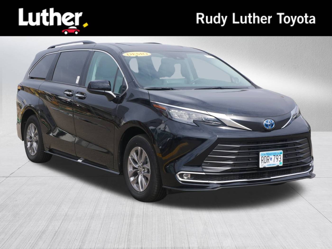 2024 Toyota Sienna XLE — Minivan — 1,525 mi — Golden Valley, MN