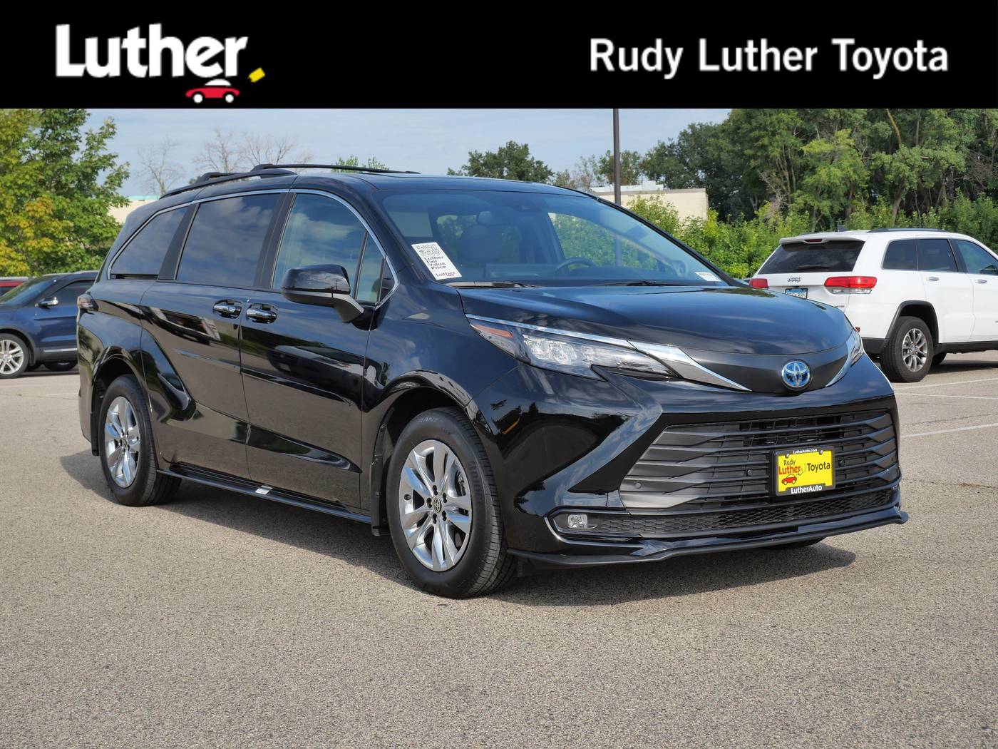2025 Toyota Sienna XLE — Minivan — 3,339 mi — Golden Valley, MN