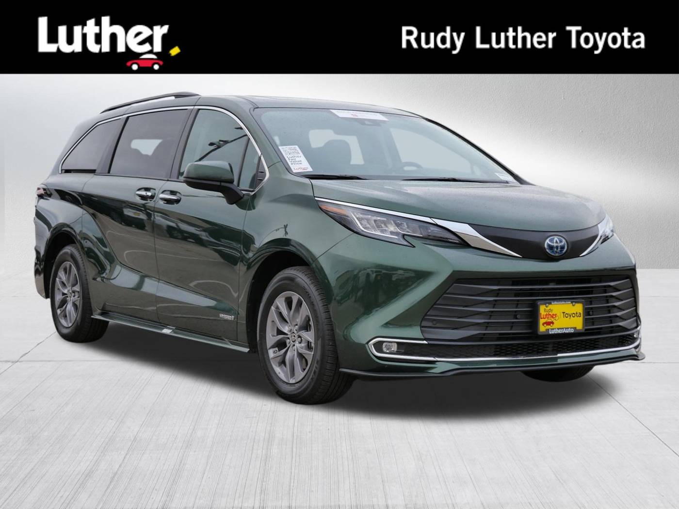 2021 Toyota Sienna XLE — Minivan — 14,272 mi — Golden Valley, MN