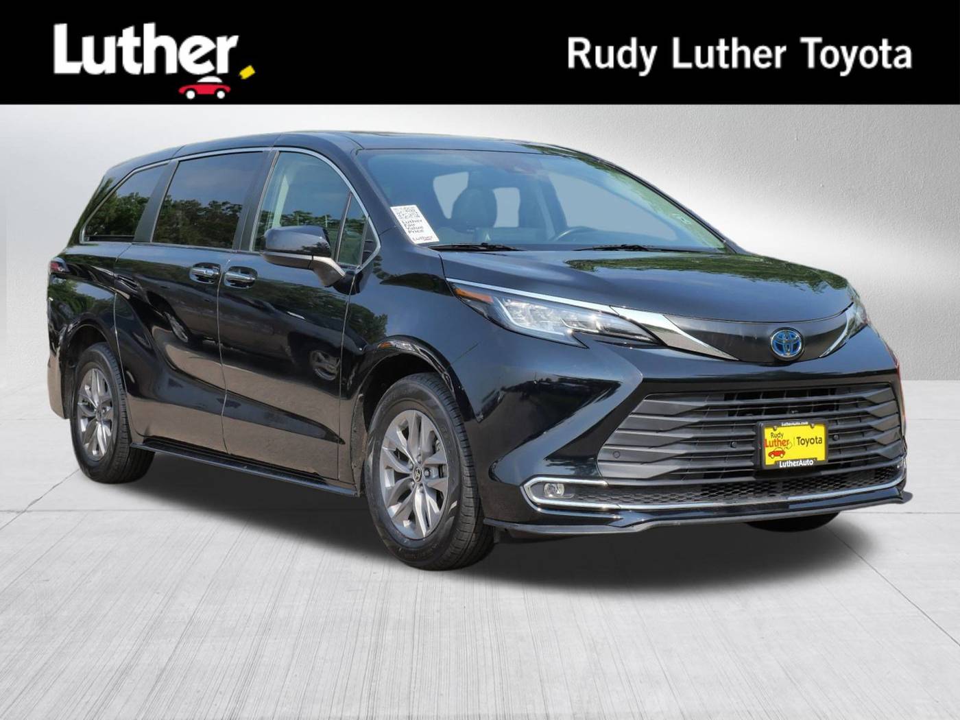 2022 Toyota Sienna XLE — Minivan — 44,154 mi — Golden Valley, MN
