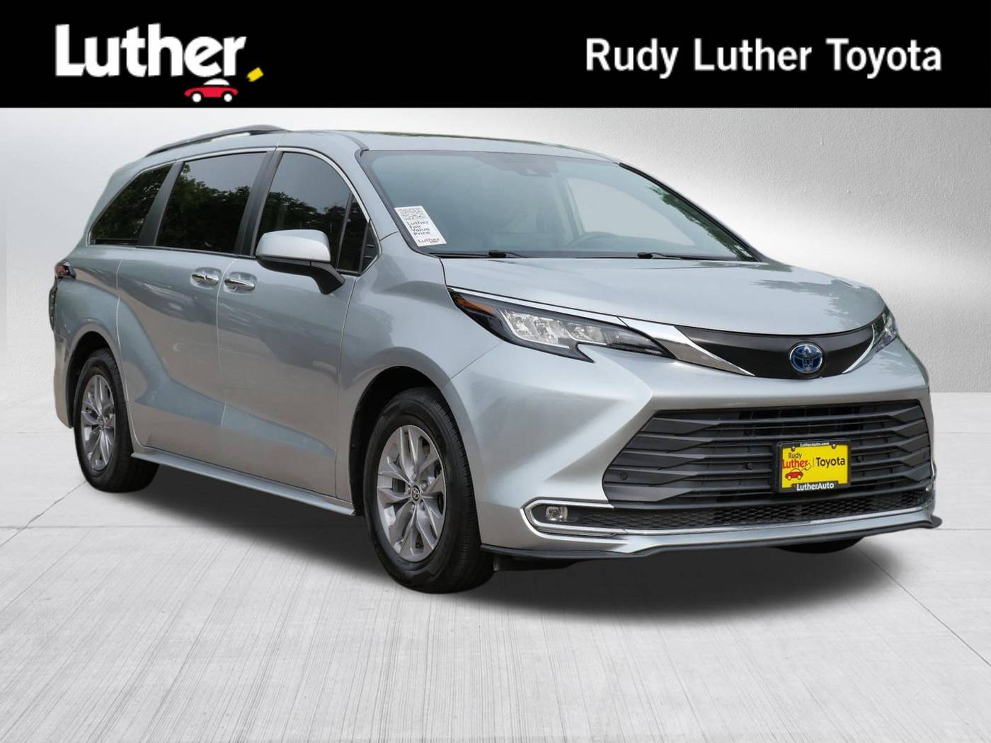 2022 Toyota Sienna XLE — Minivan — 43,705 mi — Golden Valley, MN
