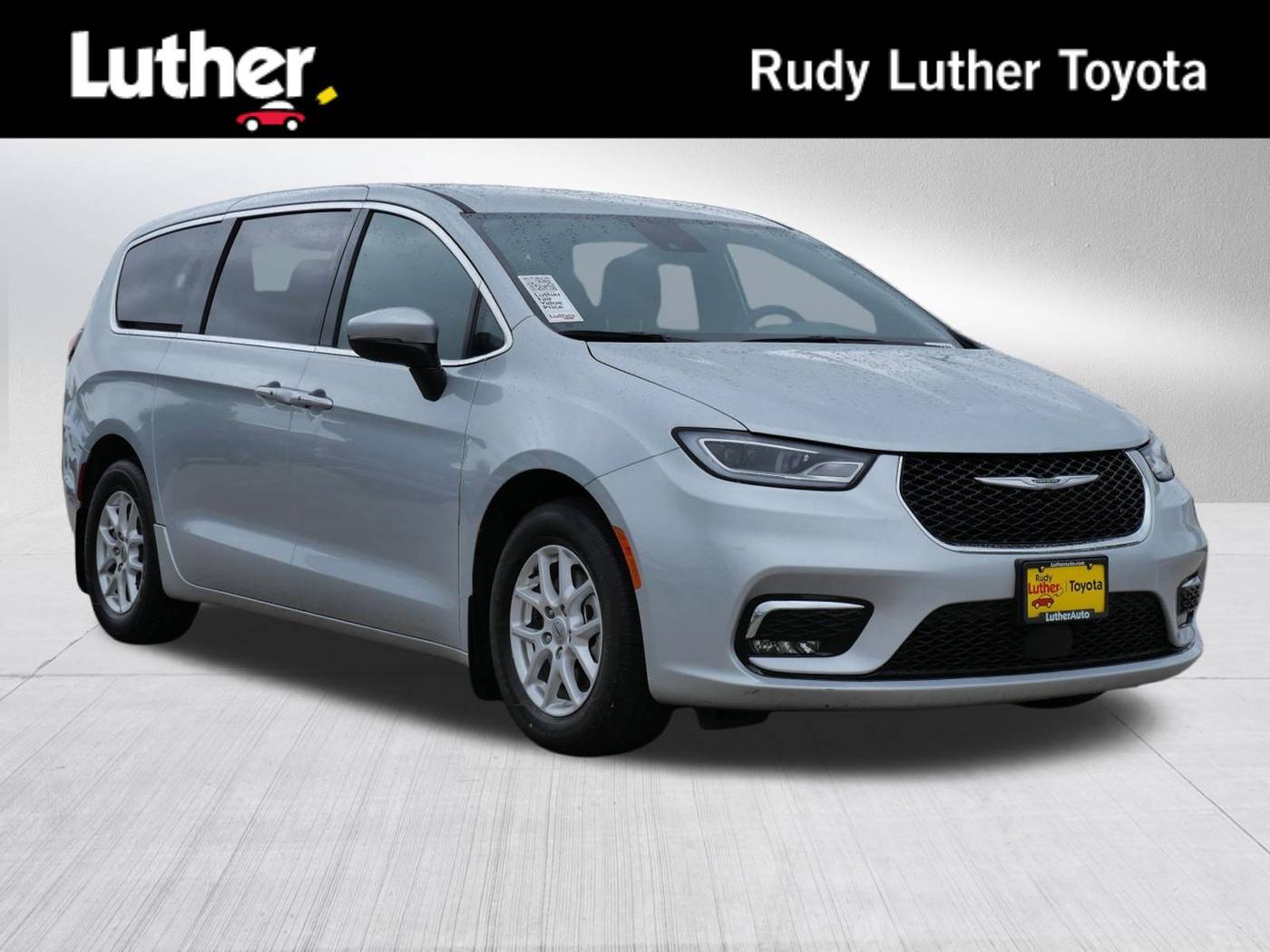 2023 Chrysler Pacifica Touring — Minivan — 27,423 mi — Golden Valley, MN