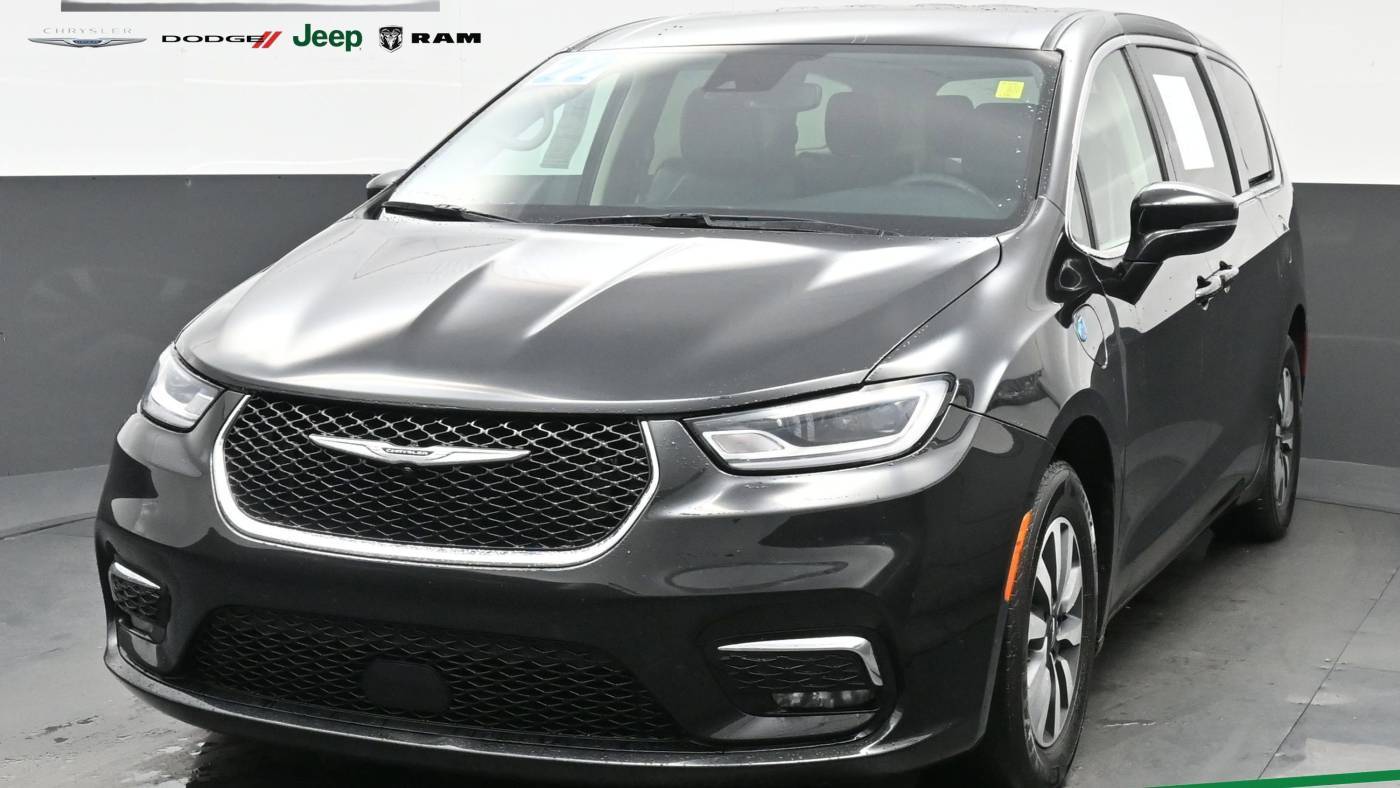 2022 Chrysler Pacifica Hybrid Touring L — Minivan — 66,108 mi — Streamwood, IL