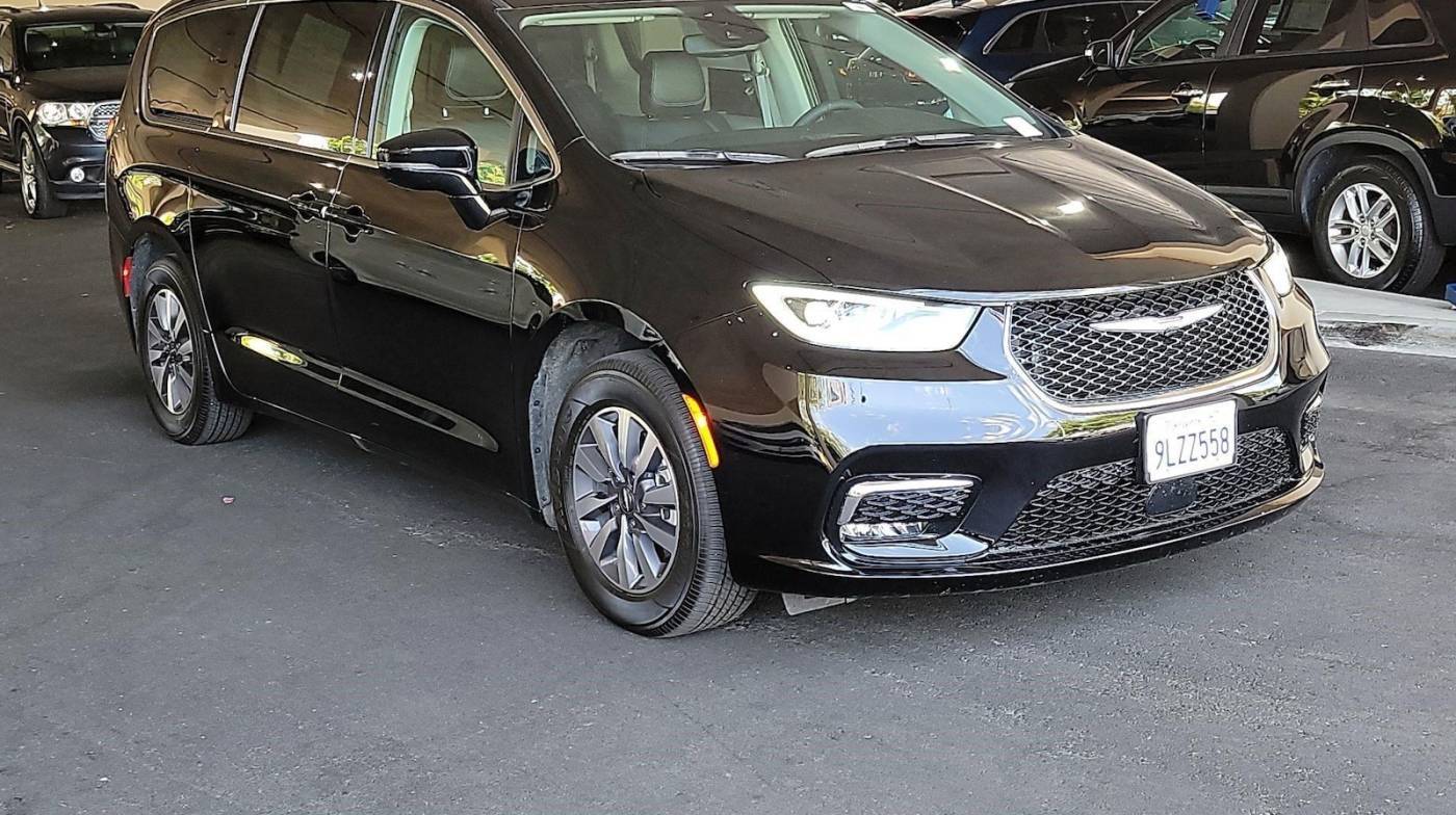 2024 Chrysler Pacifica Hybrid Select — Minivan — 8,140 mi — Santa Rosa, CA