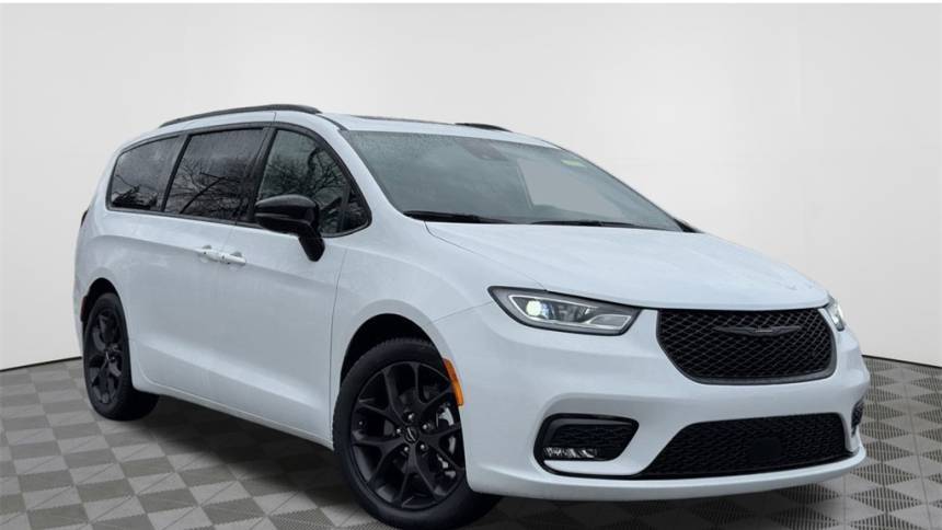 2024 Chrysler Pacifica Limited — Minivan — 8,862 mi — Louisville, KY