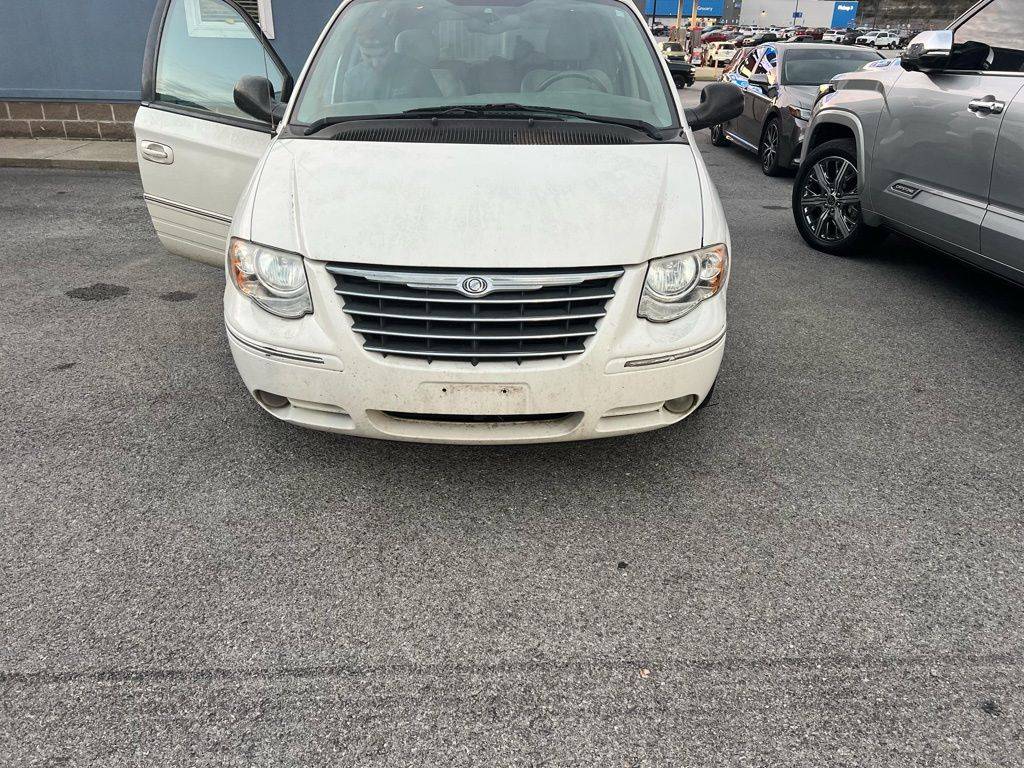 2005 Chrysler Town & Country Limited — Minivan — 157,000 mi — Pikeville, KY