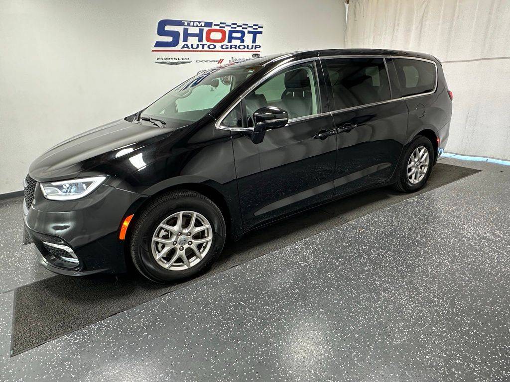 2024 Chrysler Pacifica Touring L — Minivan — 33,909 mi — Pikeville, KY