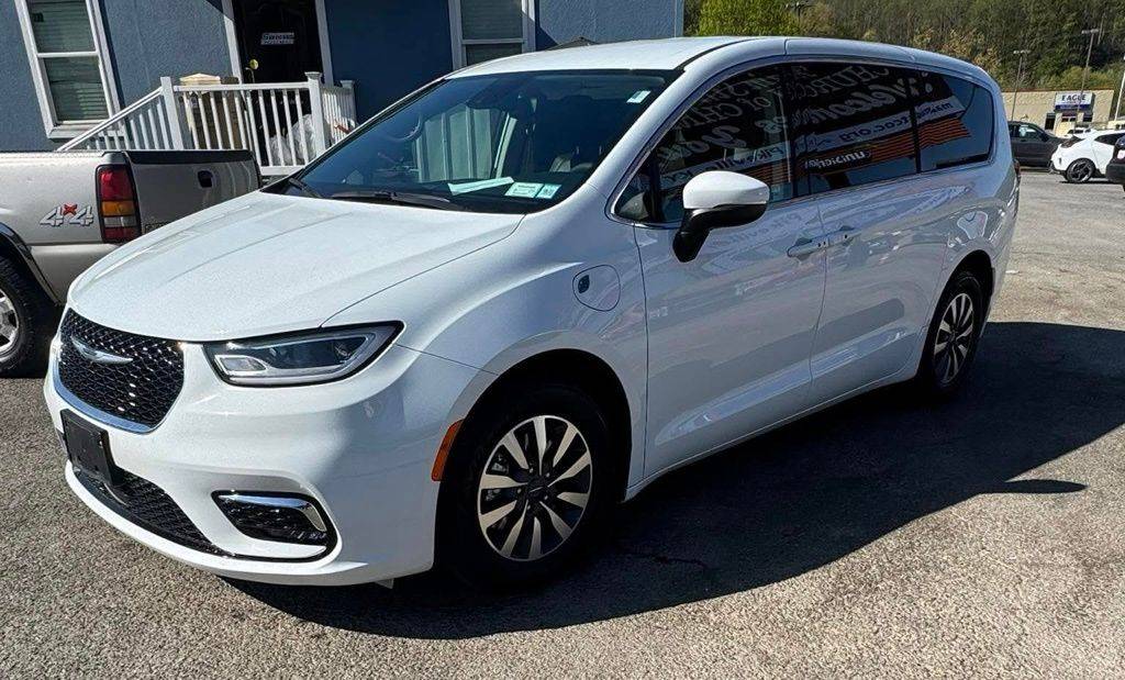 2023 Chrysler Pacifica Hybrid Touring L — Minivan — 29,246 mi — Pikeville, KY