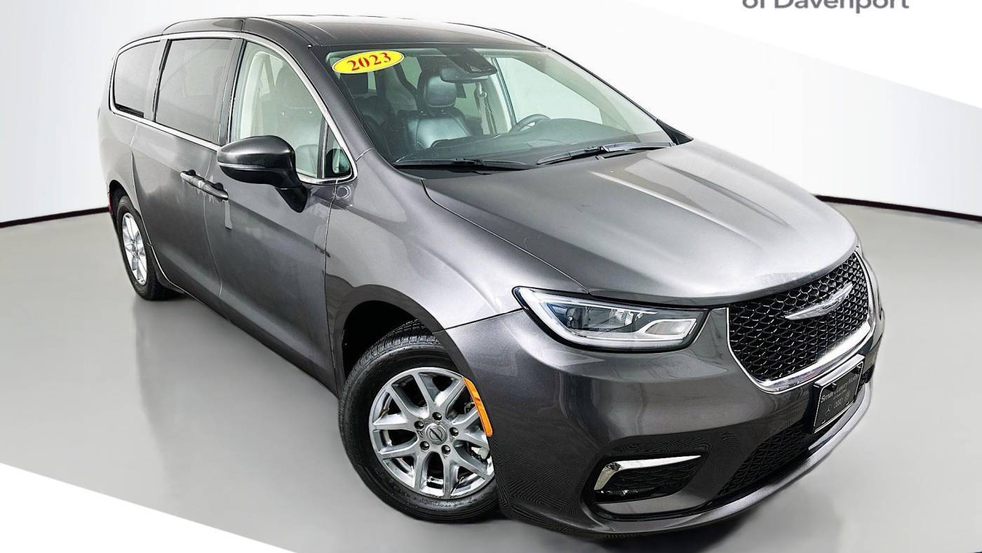 2023 Chrysler Pacifica Touring L — Minivan — 68,714 mi — Davenport, IA