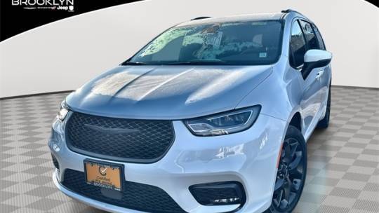 2023 Chrysler Pacifica Touring L — Minivan — 15,708 mi — Brooklyn, NY