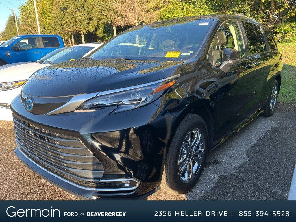 2024 Toyota Sienna Platinum — Minivan — 7,450 mi — Beavercreek, OH