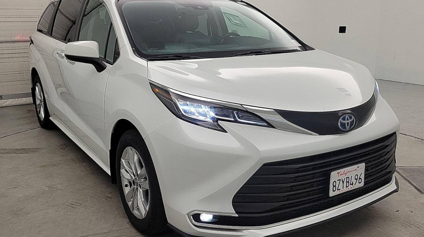 2022 Toyota Sienna XLE — Minivan — 43,889 mi — Palmdale, CA