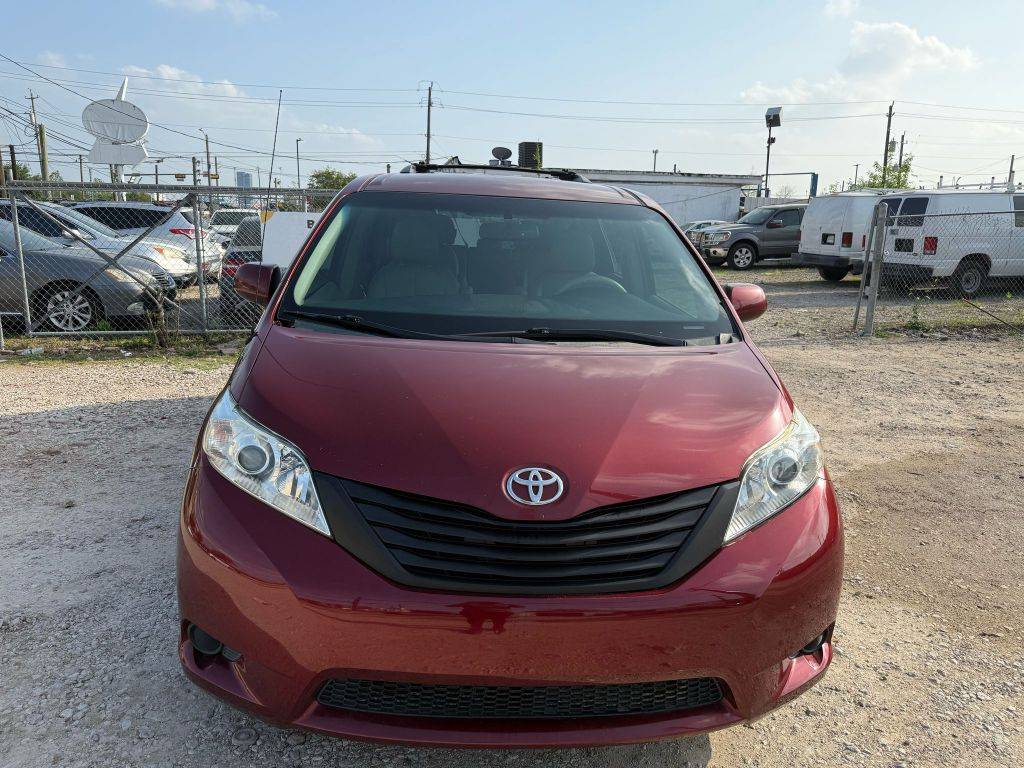 2014 Toyota Sienna LE — Minivan — 158,938 mi — Houston, TX